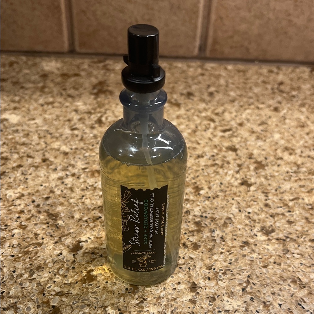 Bath & Body Works Aromatherapy Pillow Mist - Black and Gold